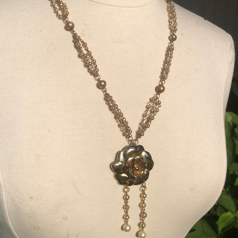“Victoriana” 💛🤍 Hand crafted necklace from vintage jewelry